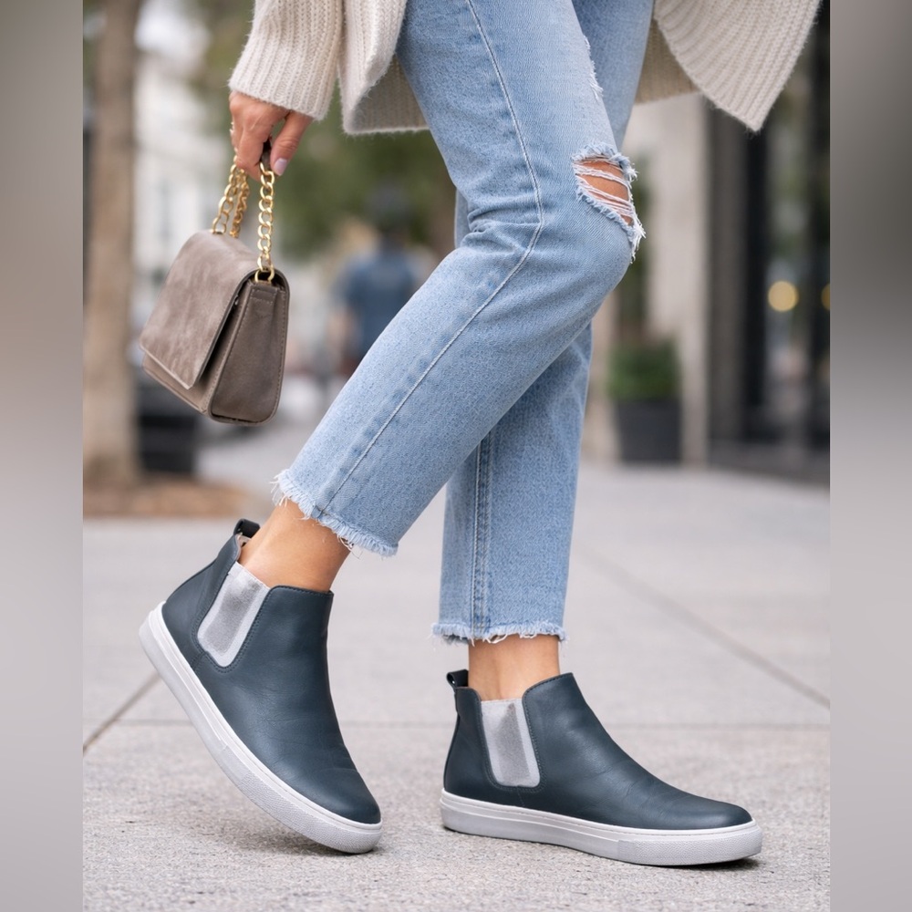 Bueno Rant Leather distressed sneakers in Ash